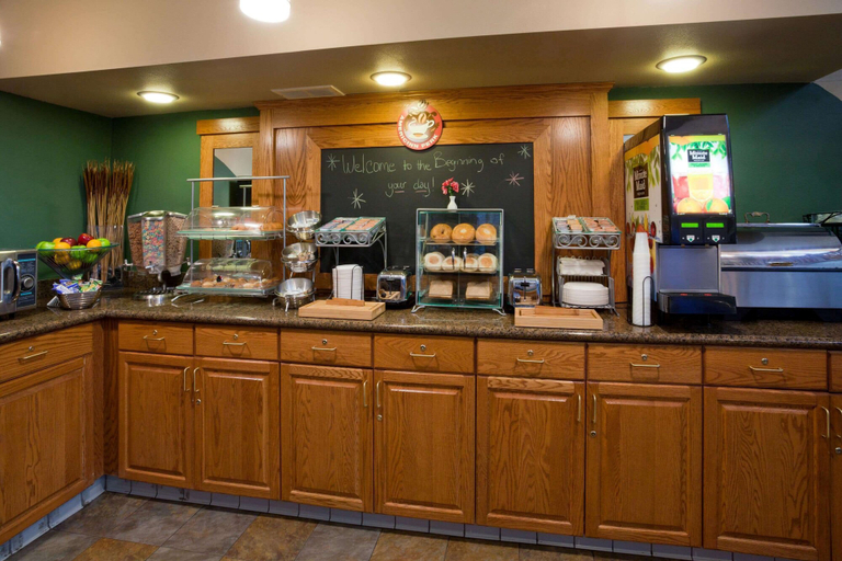 Food & Drinks 5, AmericInn by Wyndham Thief River Falls, Pennington