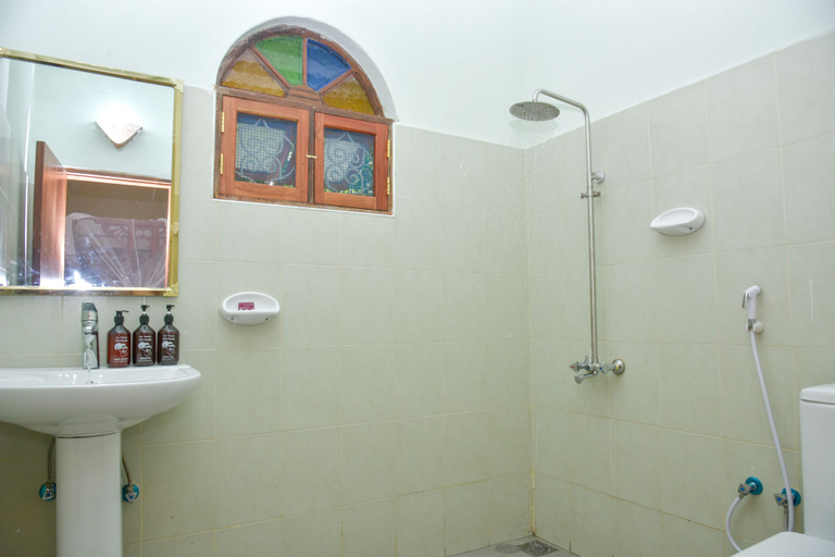 Bathroom 5, Ifa Beach Resort, Kusini