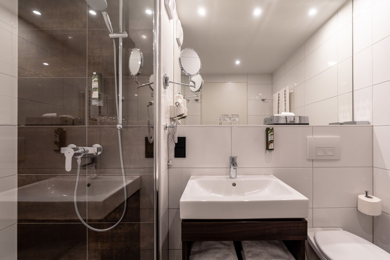 Bathroom 5, Augsburg Hotel Sonnenhof, Augsburg