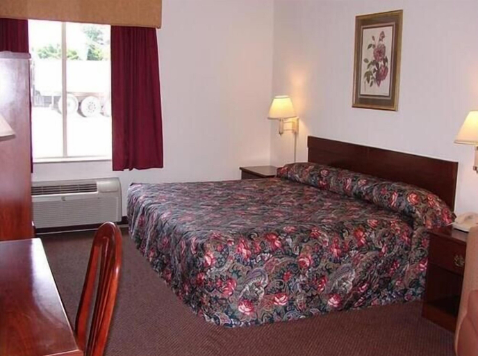 Bedroom 5, Red Carpet Inn Chambersburg, Franklin
