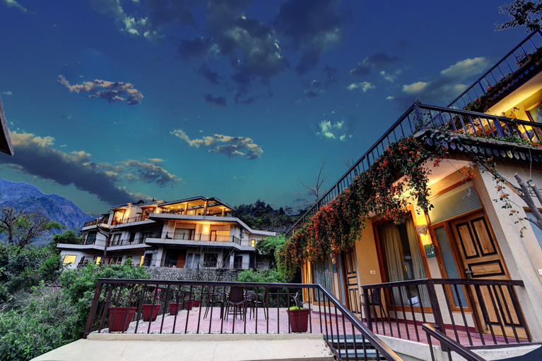 Exterior & Views