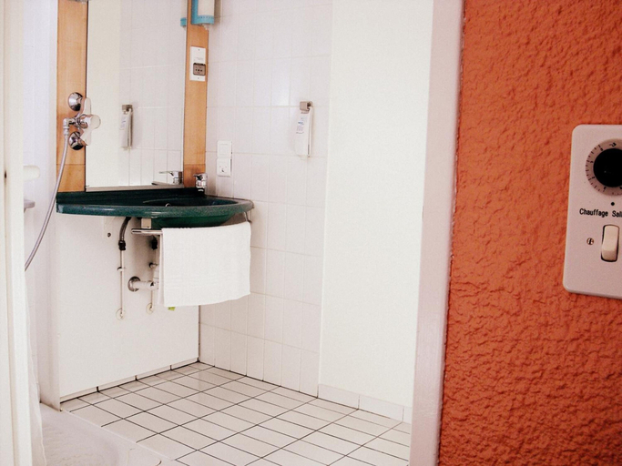 Bathroom 4, Brit Hotel Confort Mulhouse Centre, Haut-Rhin
