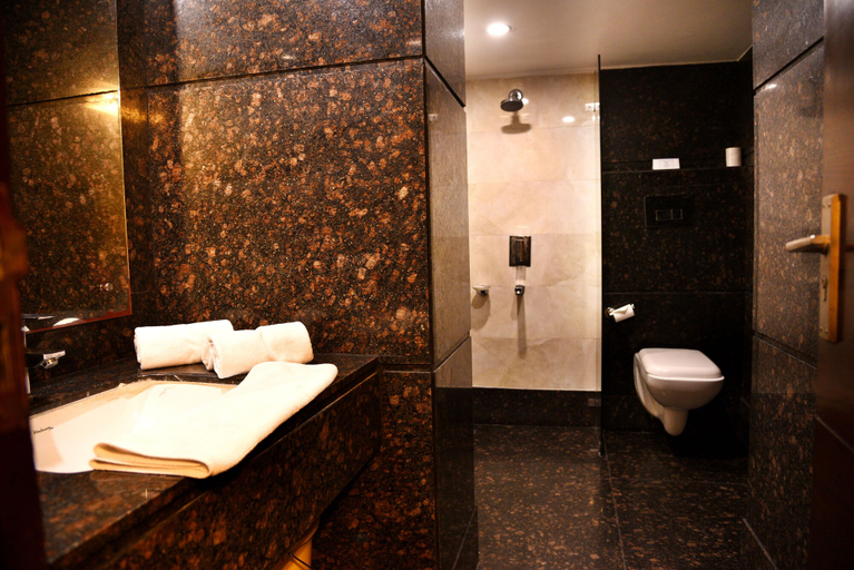 Bathroom 5, Hotel Royal Cliff, Kanpur Nagar