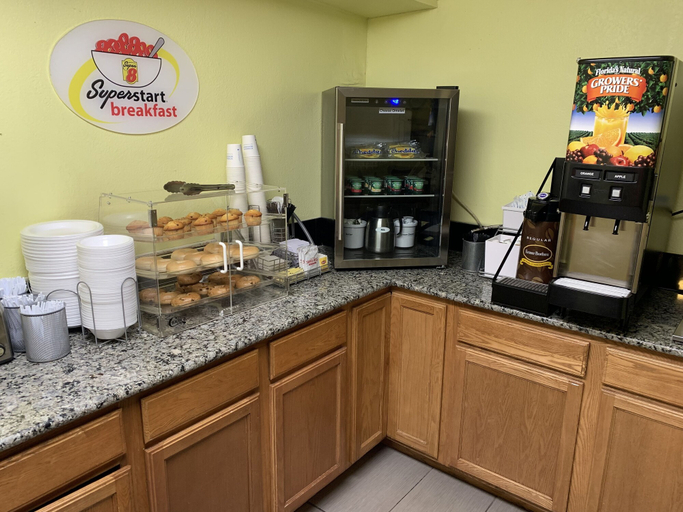 Food & Drinks 5, Super 8 by Wyndham Pueblo, Pueblo