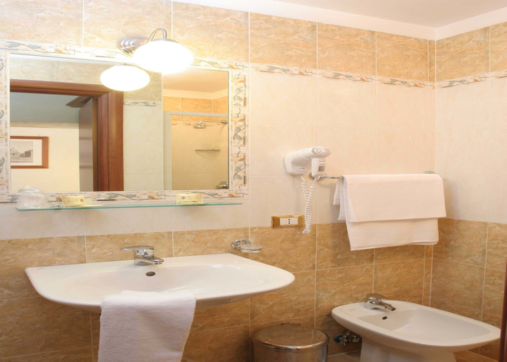 Bathroom 4, Hotel Chicago, Rome