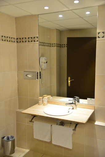 Bathroom 4, Aéroport Hôtel, Hérault