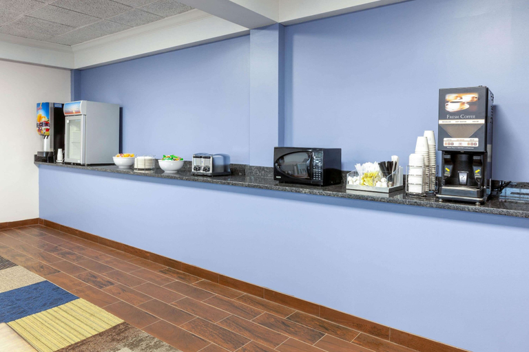 Food & Drinks 5, Days Inn by Wyndham Sandusky / Cedar Point, Erie