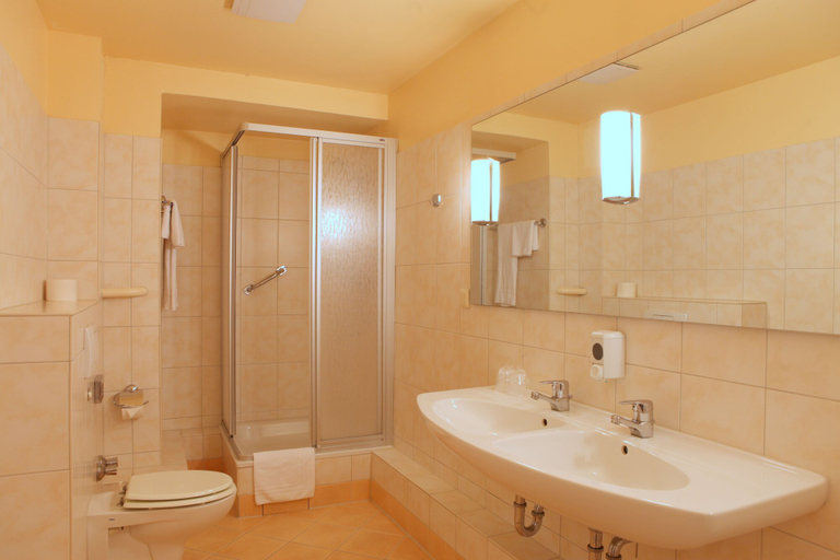 Bathroom 5, Kurfürst am Kurfürstendamm, Berlin
