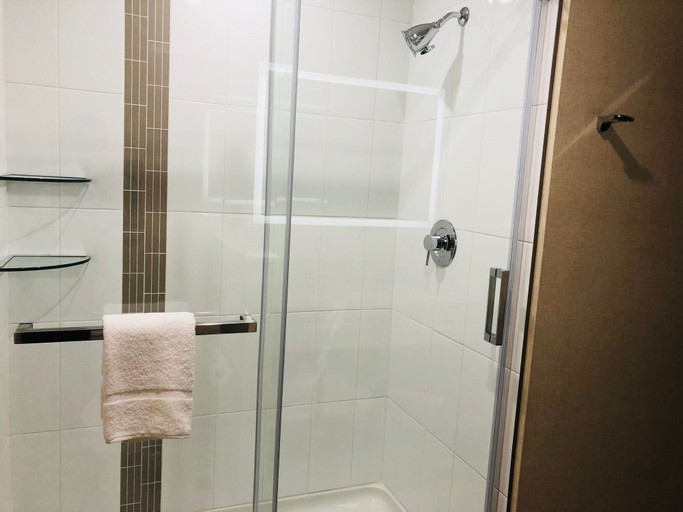 Bathroom 4, Wingate by Wyndham Kamloops, Thompson-Nicola