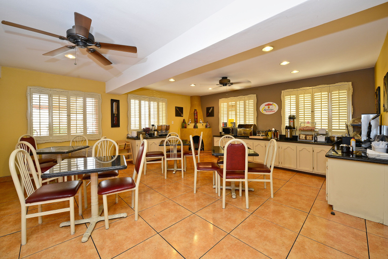 Food & Drinks 4, Super 8 by Wyndham El Paso Airport, El Paso
