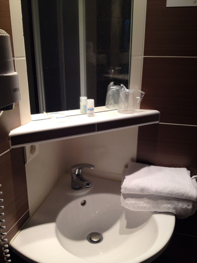 Bathroom 4, Hôtel du Lac, Ille-et-Vilaine