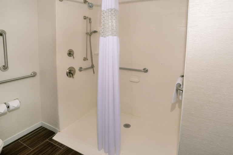 Bathroom 5, Hampton Inn Springfield-Southeast, Greene