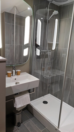 Bathroom 5, ibis Moulins Sud, Allier