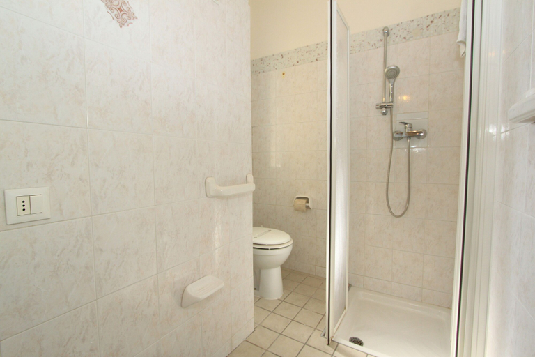 Bathroom 4, Villa Pineta Apartments, Ferrara
