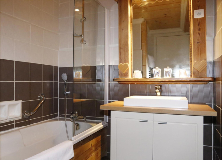 Bathroom 4, Alp'Azur Hotel, Isère