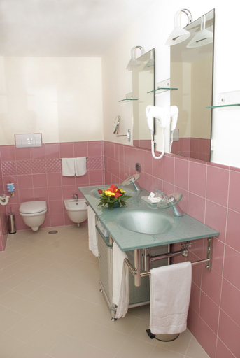 Bathroom 5, La Isla Resort, Salerno