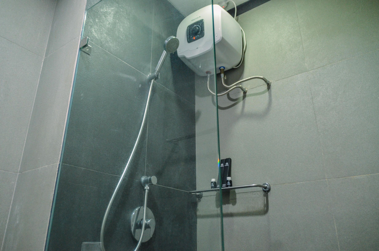 Bathroom 5, Nice and Cozy Studio at Paddington Heights Apartment By Travelio, Tangerang