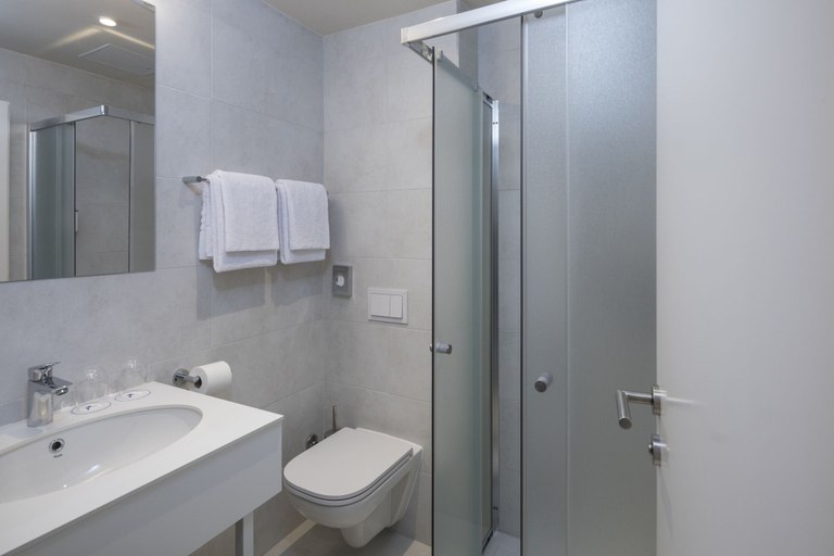 Bathroom 4, Hotel Park Punat managed by Falkensteiner, Punat