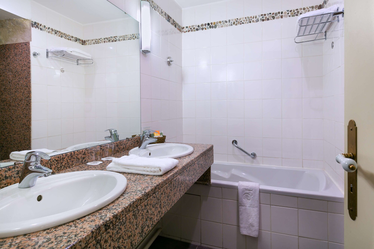 Bathroom 4, Best Western Hotel Le Guilhem, Hérault