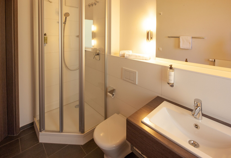 Bathroom 5, Bergers Airporthotel Memmingen, Unterallgäu