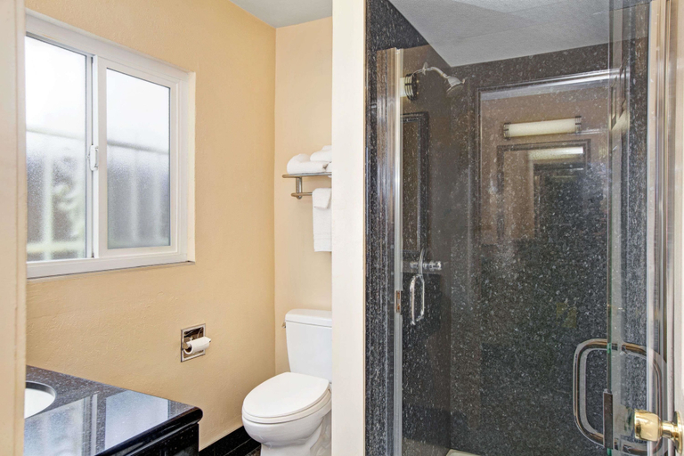 Bathroom 4, Super 8 by Wyndham Berkeley, Alameda