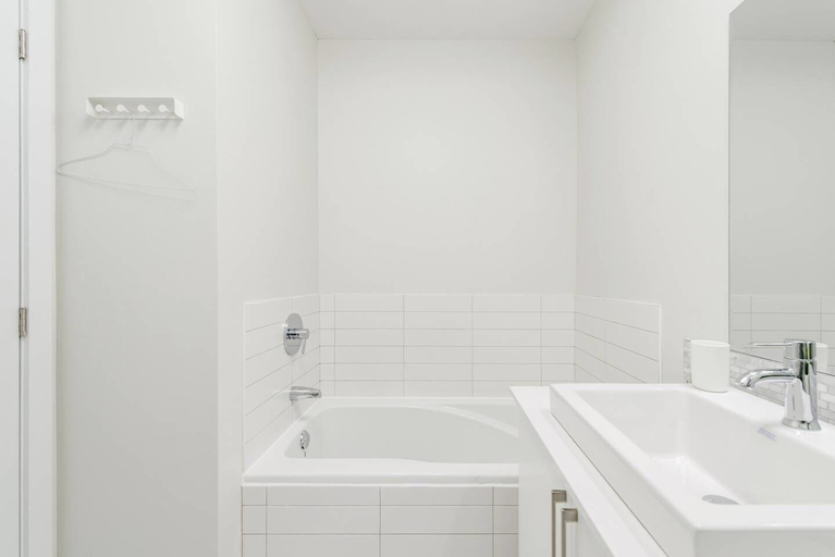 Bathroom 5, Cool and Comfortable 2 Bedroom Den, Montréal
