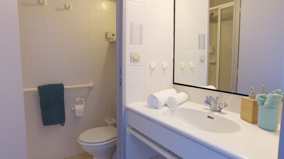 Bathroom 3, VVF Plaine d'Alsace Obernai Strasbourg, Bas-Rhin