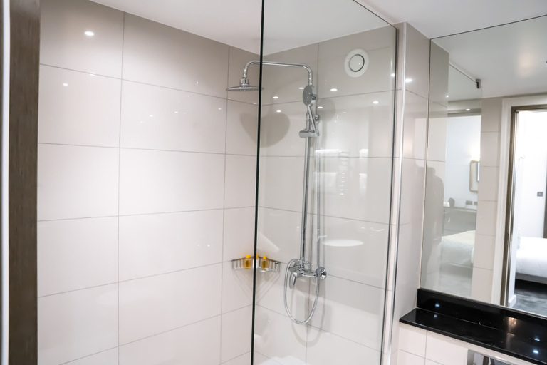 Bathroom 5, Atrium Hotel Heathrow, London