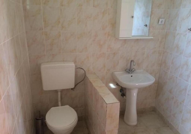 Bathroom 4, Vila Marilyn, Água Grande