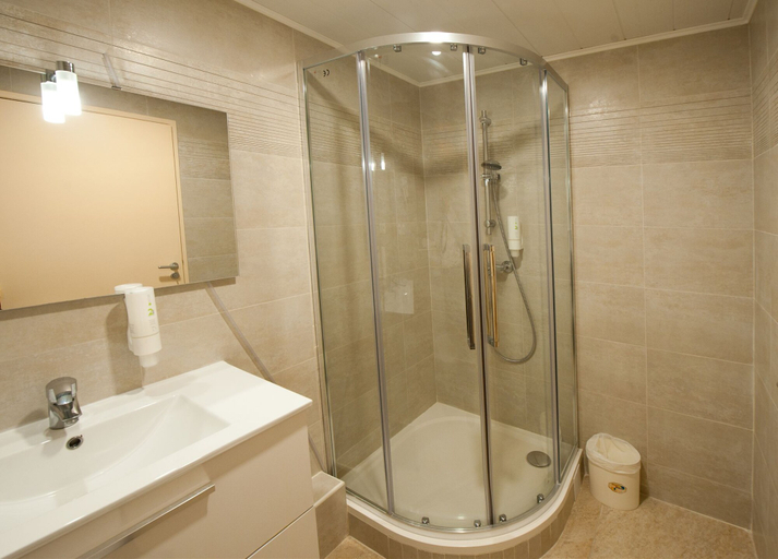 Bathroom 4, Hotel Milton (ex Gis Hotel), Seine-Saint-Denis