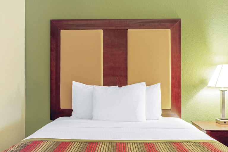 Bedroom 4, La Quinta Inn & Suites by Wyndham Lancaster, Lancaster