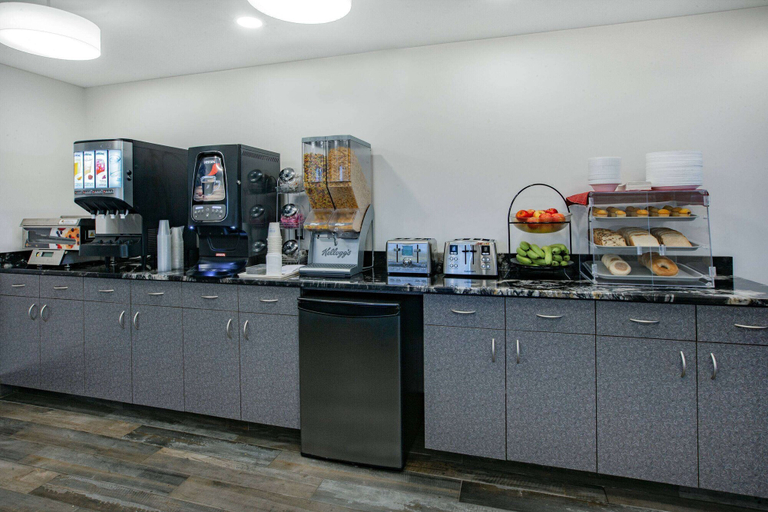 Food & Drinks 5, Super 8 by Wyndham Ambassador Bridge Windsor ON, Essex