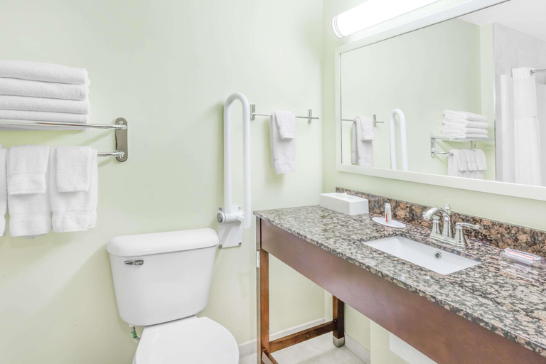 Bathroom 4, Ramada by Wyndham Carlyle, Division No. 1