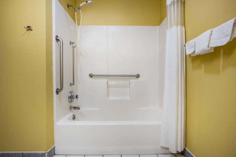 Bathroom 5, Super 8 by Wyndham Crawfordsville, Montgomery