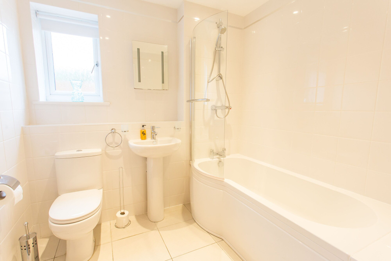 Bathroom 3, Razia Apartments, Oxfordshire