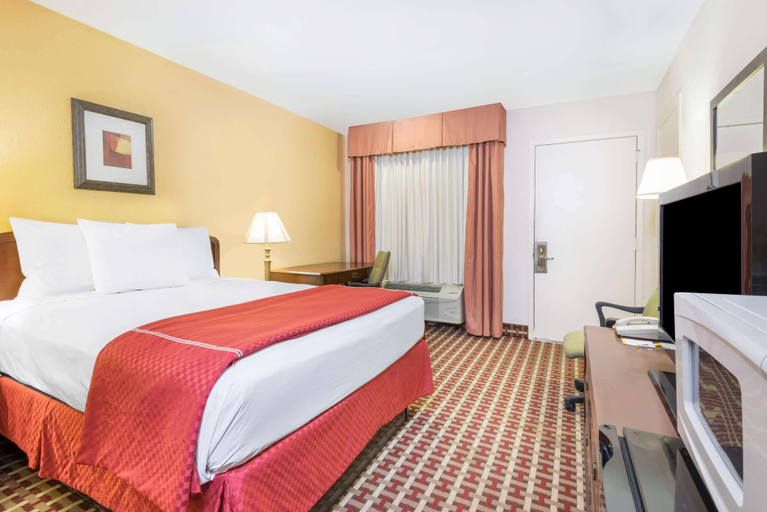 Bedroom 3, Days Inn by Wyndham Ottawa, Franklin