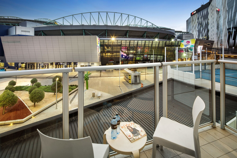 Exterior & Views 12