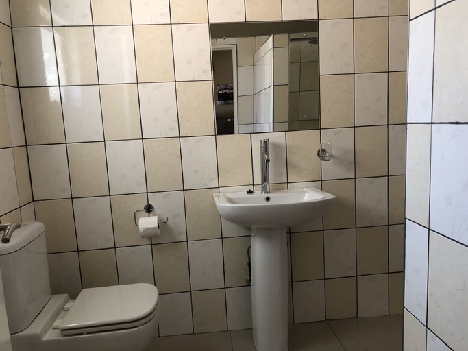 Bathroom 4, City Lodge Boutique Hotel, Omuthiyagwipundi