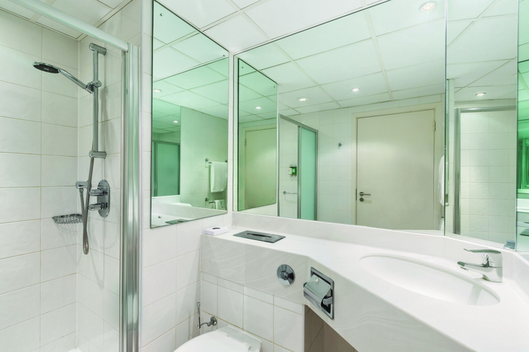 Bathroom 4, Ramada Hotel & Suites Coventry, Coventry