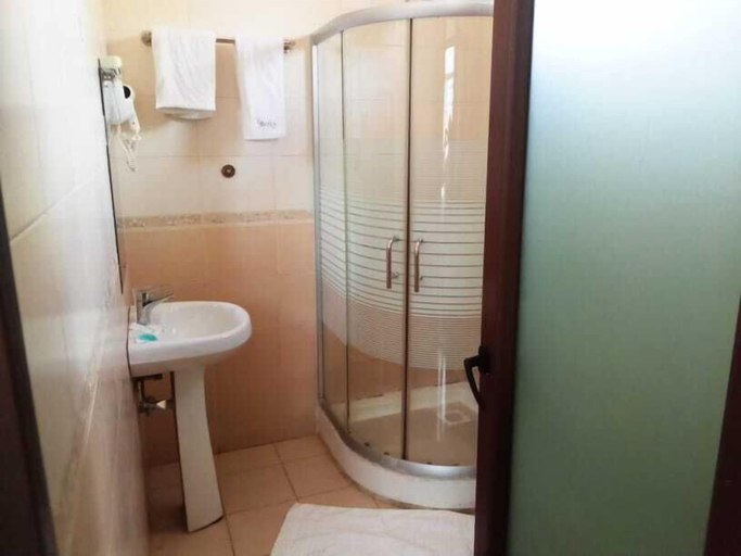 Bathroom 4, Beisa Hotel, Kieni