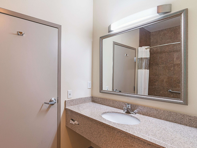 Bathroom 4, La Quinta Inn & Suites by Wyndham Glen Rose, Somervell
