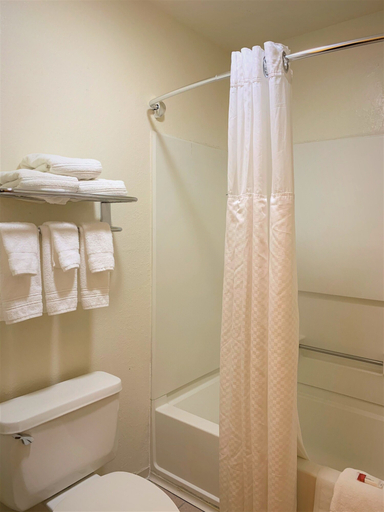 Bathroom 5, Travelodge by Wyndham Albuquerque East, Bernalillo