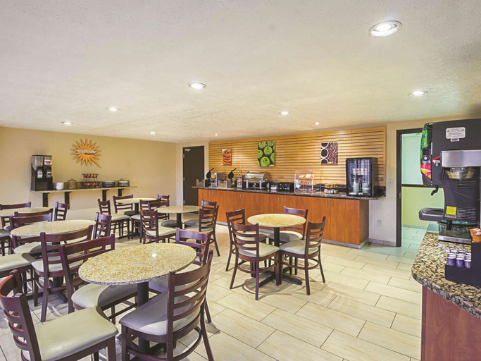 Food & Drinks 5, La Quinta Inn & Suites by Wyndham Woodburn, Marion