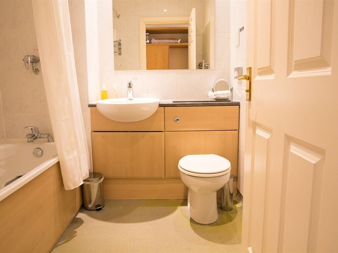 Bathroom 3, Llwyn Onn Guest House, Merthyr Tydfil