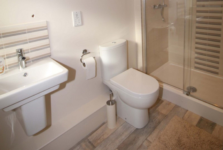 Bathroom 3, Harbour View City Centre Apartment, Belfast