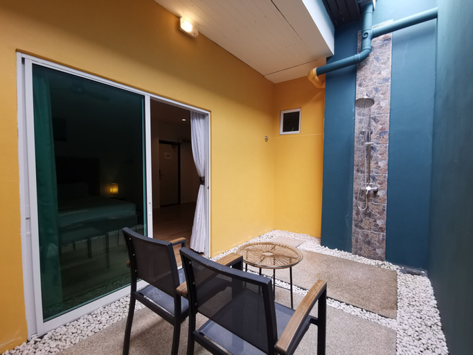 Exterior & Views 23