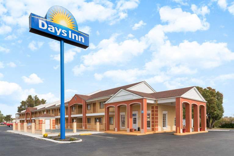 Exterior & Views 1, Days Inn by Wyndham Ottawa, Franklin