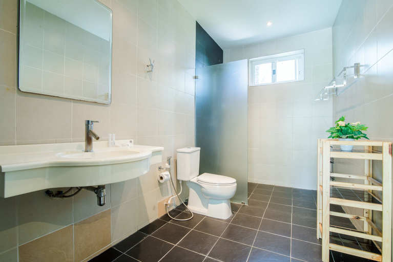 Bathroom 4, The Beach Village Resort, K. Sam Roi Yot