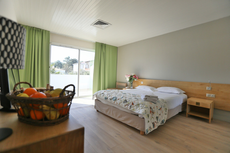 Bedroom 3, Hotel Les Grenettes, Charente-Maritime