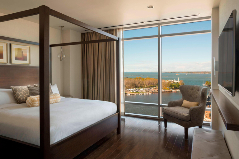 Bedroom 3, Buffalo Marriott at LECOM HARBORCENTER, Erie
